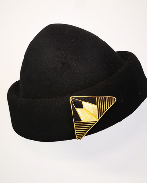 broche aimantée suzanne sur chapeau noir